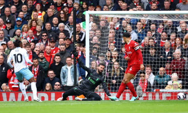 Ipul Dihantam Crystal Palace di Anfield